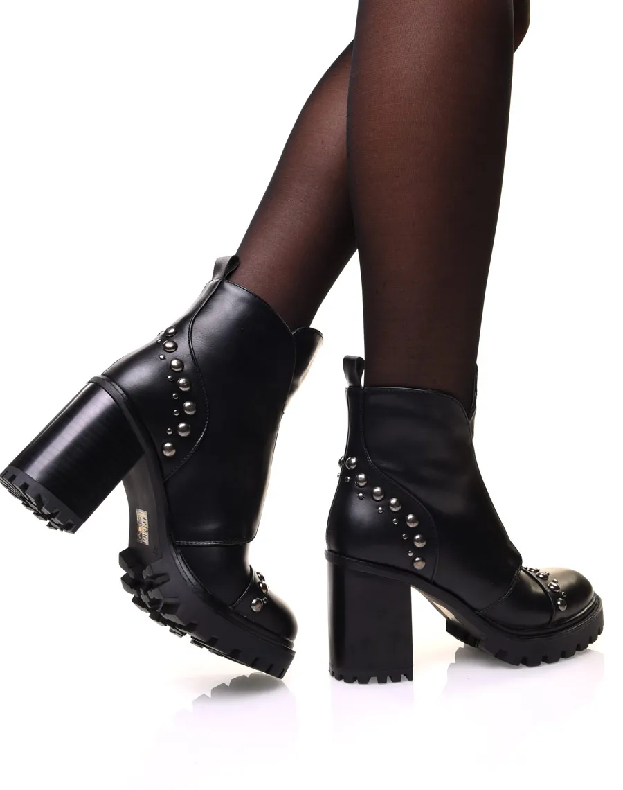 Bottines noires à talon et semelle crantés et détails perles