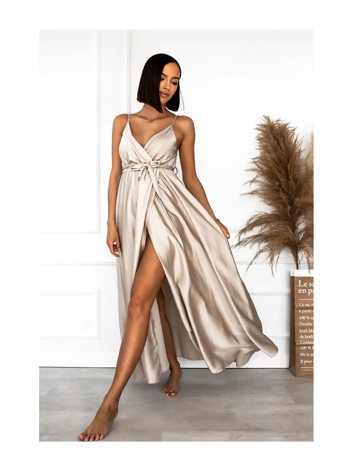 Longue robe satinée beige croisé à bretelle