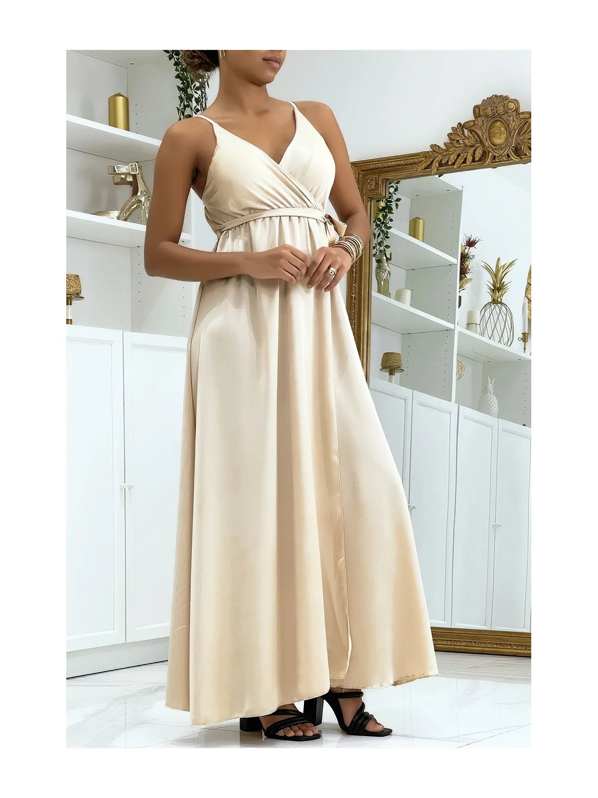 Longue robe satinée beige croisé à bretelle