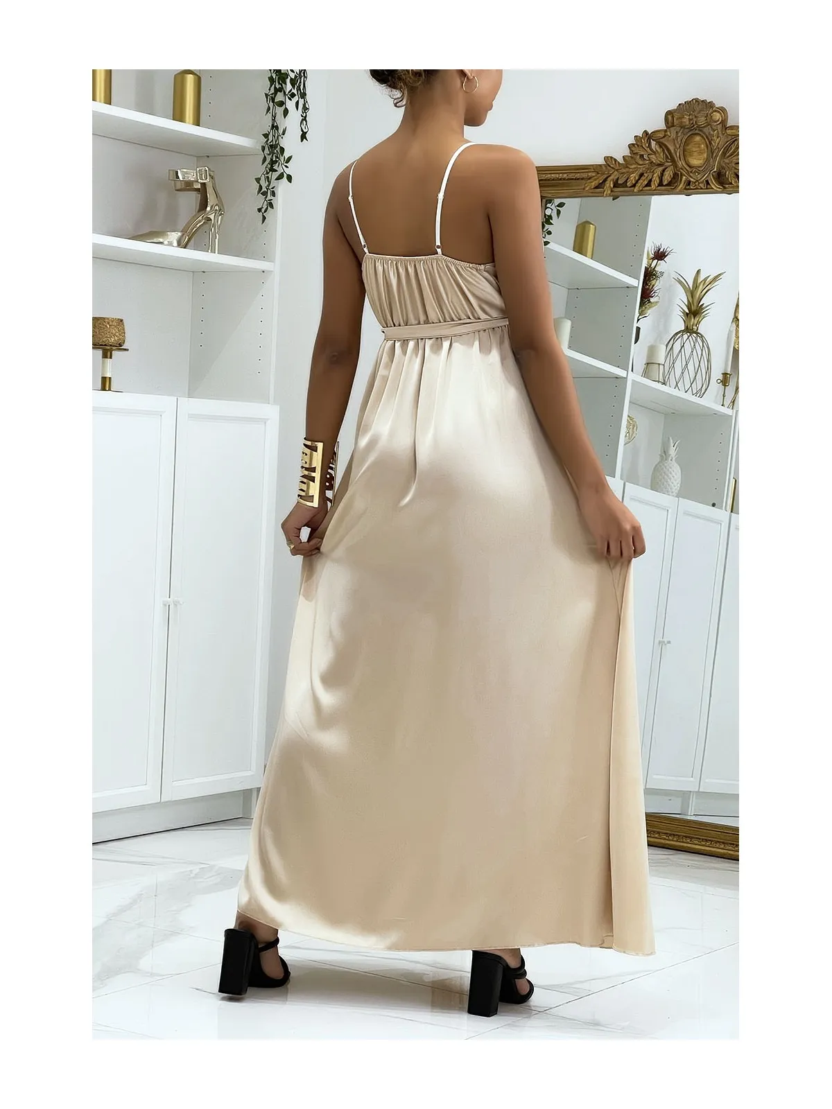 Longue robe satinée beige croisé à bretelle