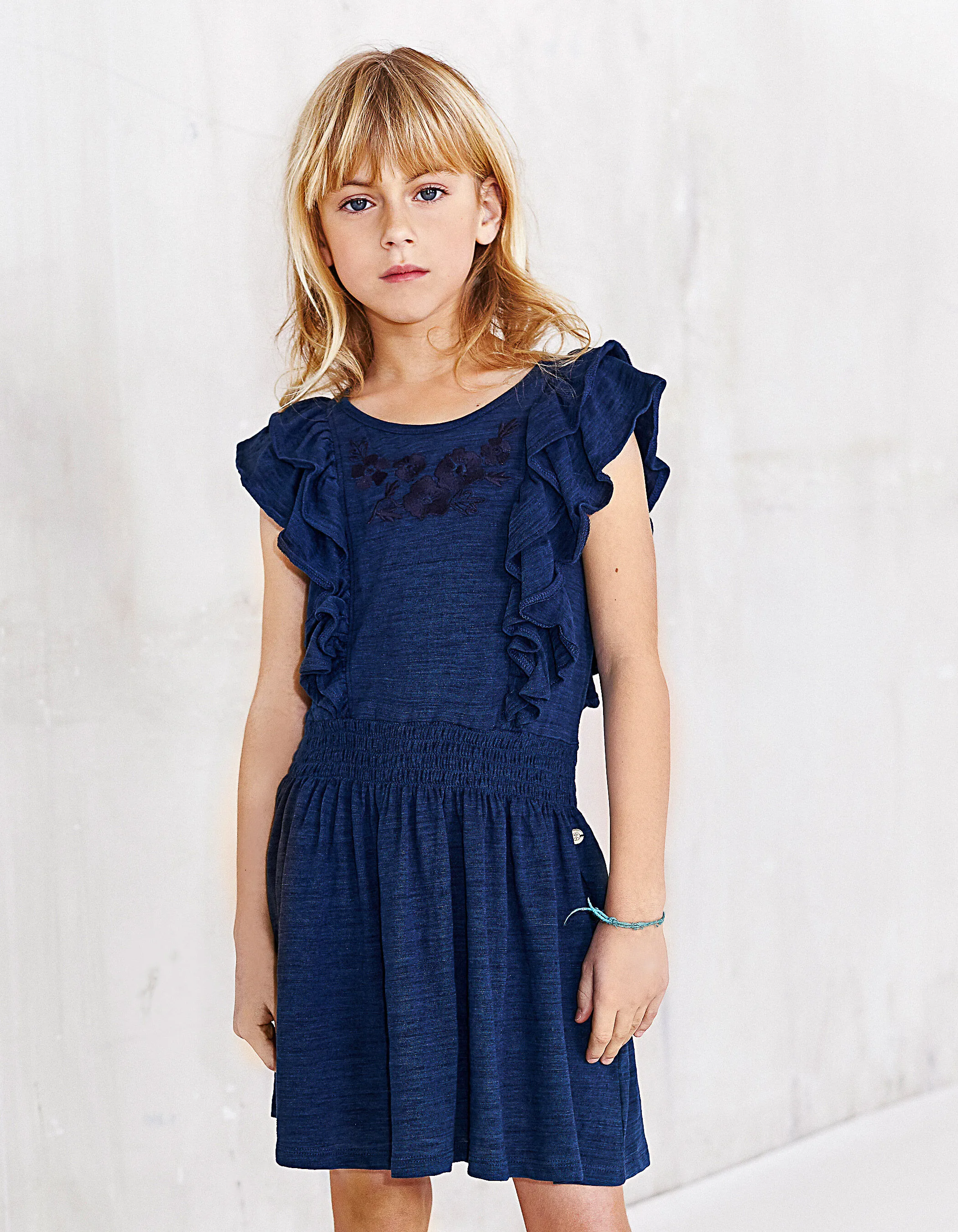 Robe indigo brodée fleurs à smocks fille