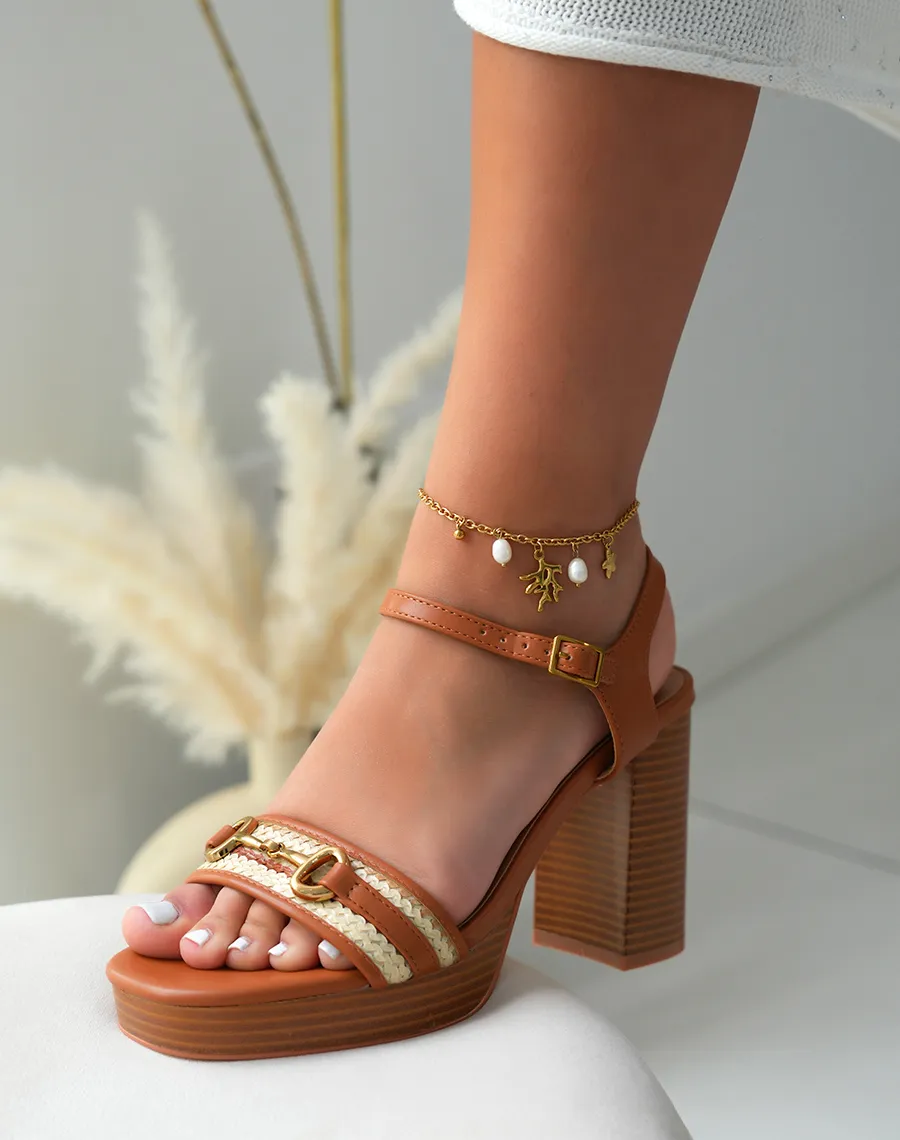 Sandales femme camel à bride détail beige et bijoux dorés avec talon épais